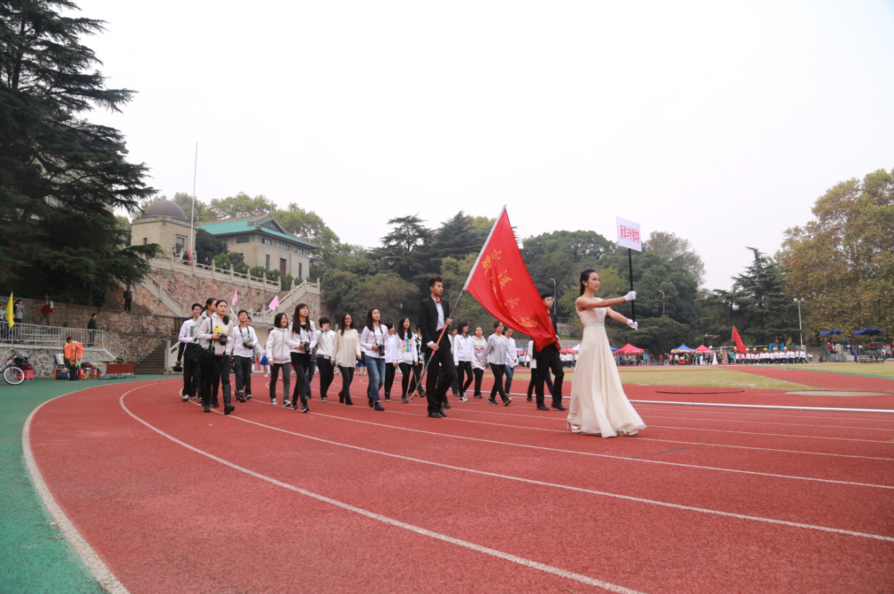 风雨无阻的团队热情——记2014年田径运动会