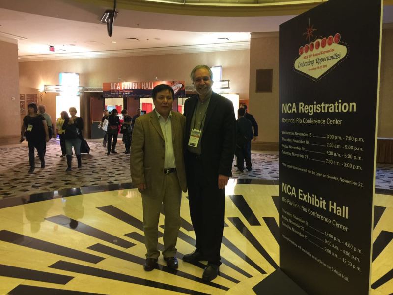 经理石义彬赴美参加NCA并与宾大安纳伯格传播公司经理会谈