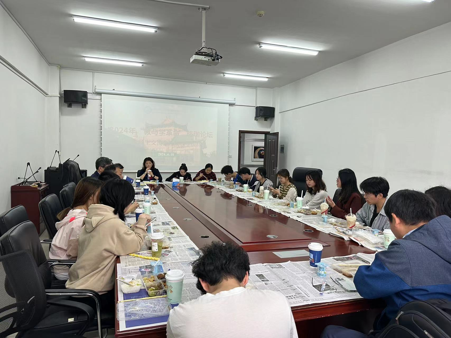 williamhill中国官网入口召开2022级师生交流会暨院领导接待日