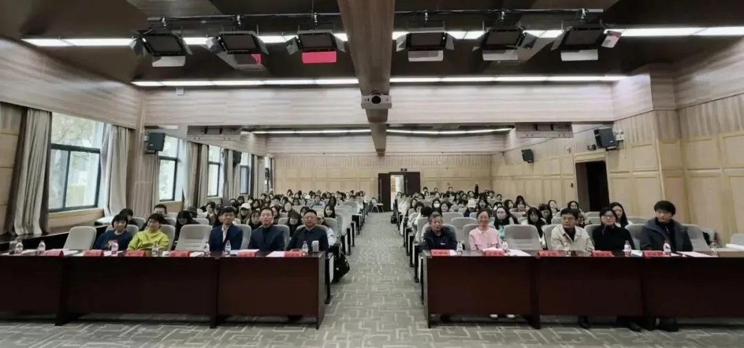 williamhill中国官网入口举办庆祝第26个中国记者节研究生主题党日活动